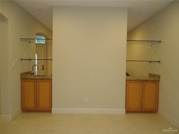 3rd image of 609 E Thornhill Ave