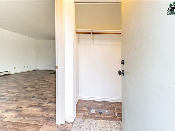 2nd image of 2202 Independence Cir W