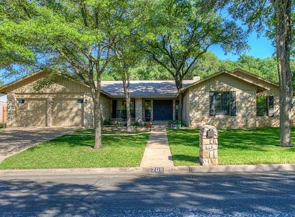 Very nice wide covered front porch!