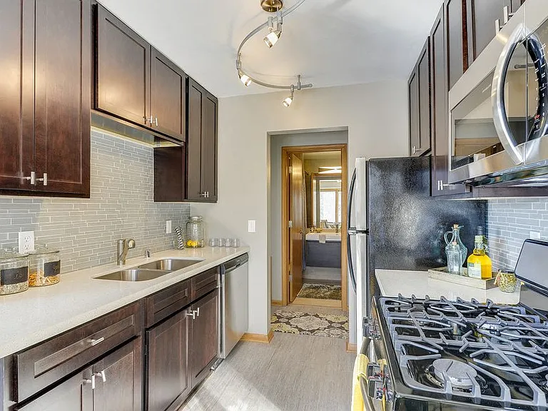 Edina Galleria Flats - 7008 Sandell Avenue