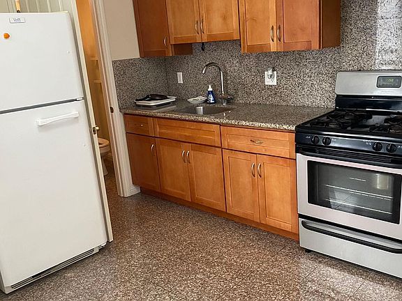 4th image of 534 Bright St