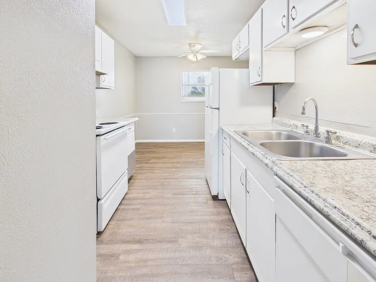 Tanglewood Apartments — Photo 33