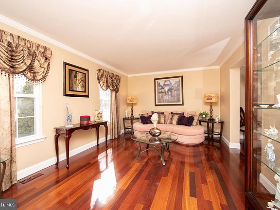 4th image of 114 Lippard Ave