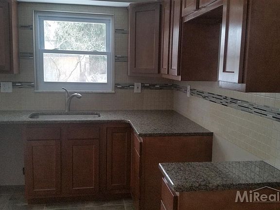 5th image of 120 S Pinegrove Ave