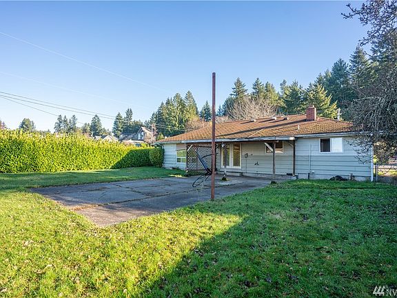 Large back yard that is made private by the mature laurel hedges. 