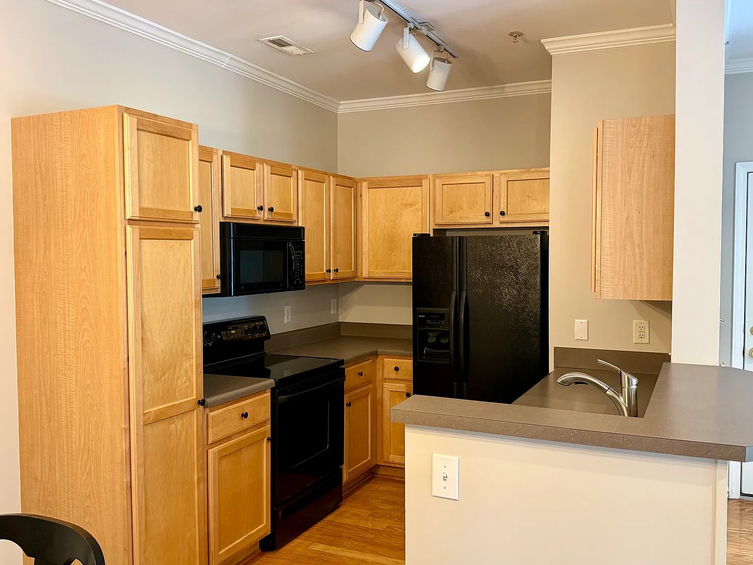 2 bed, 946 sqft, $1,600 — Photo 3