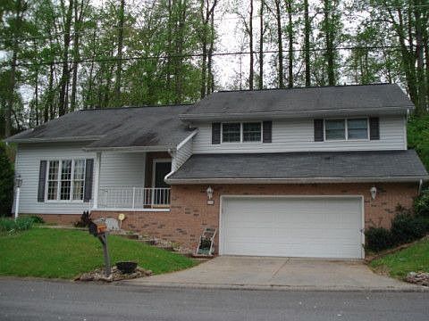 1st image of 10 Carriage Dr
