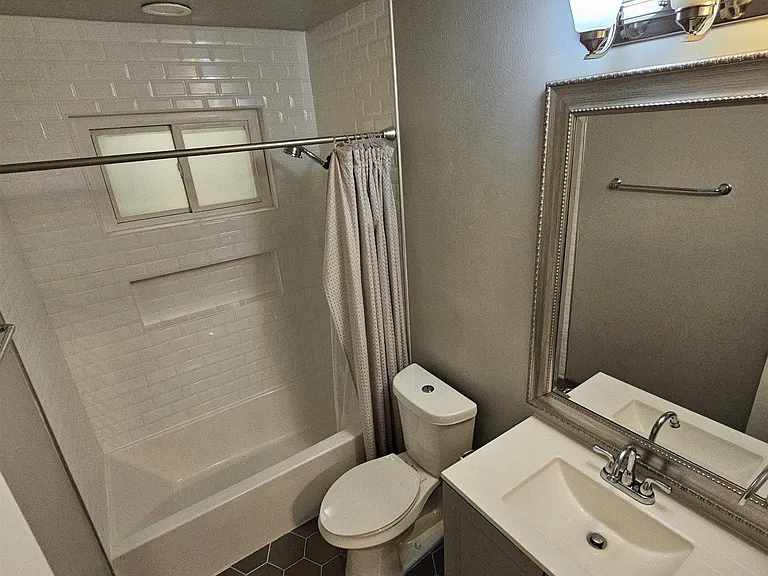 709 N Buchanan St — Photo 13