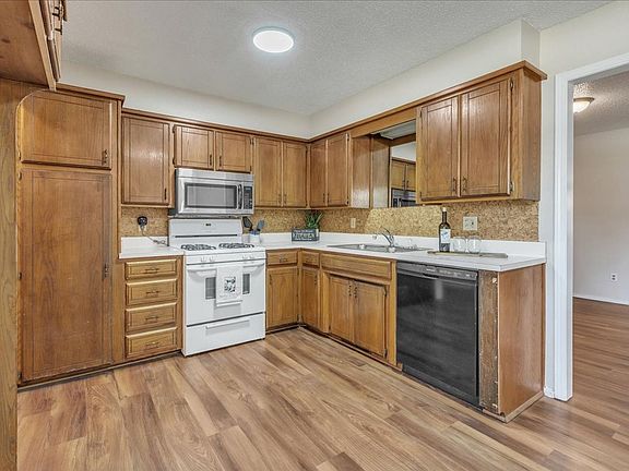 3rd image of 103 Cottonwood Dr