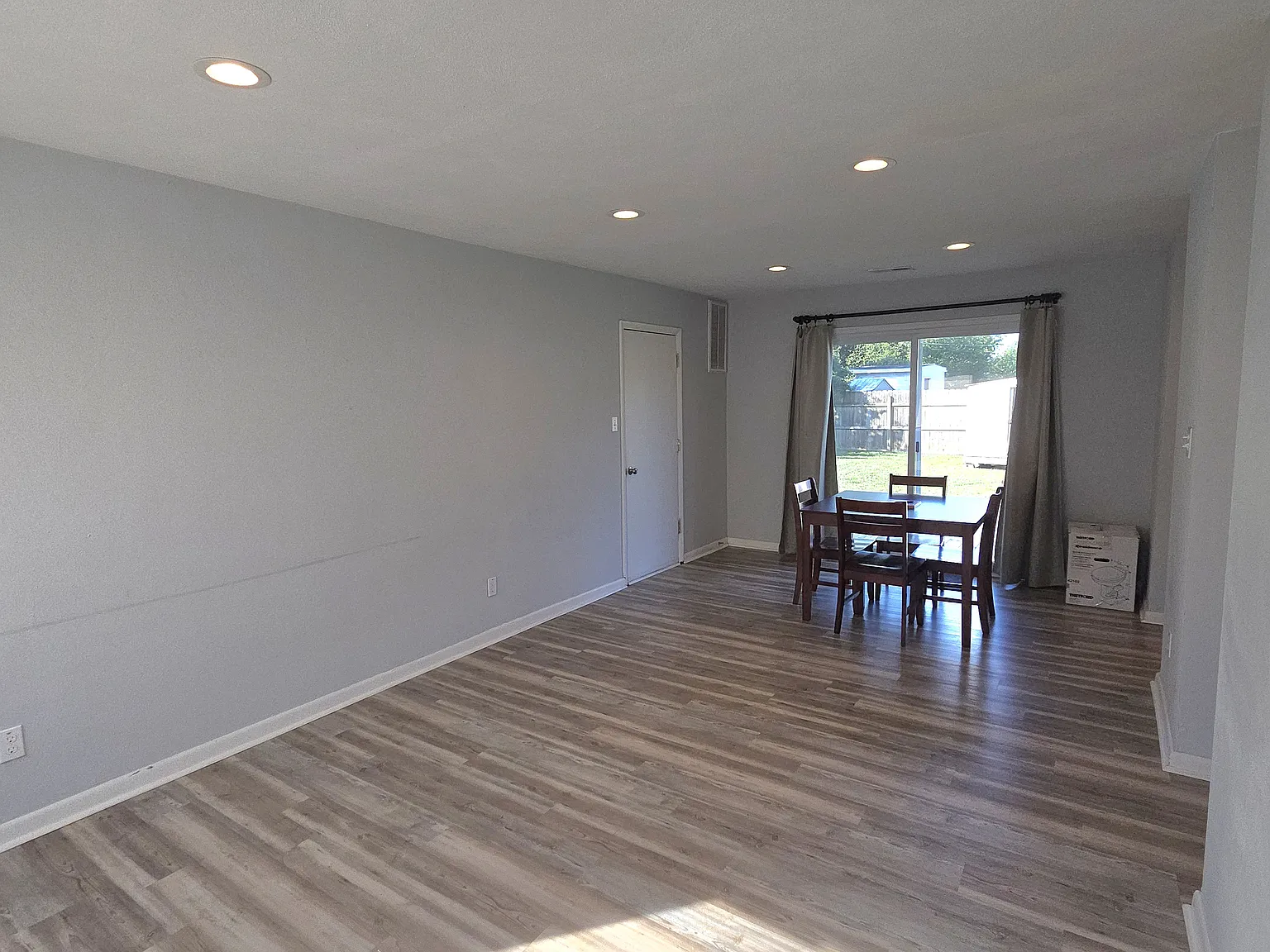 3 bed, 1000 sqft, $2,100 — Photo 3