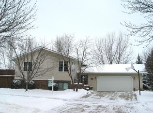 227 Circle Hills Dr, Grand Forks, ND 58201