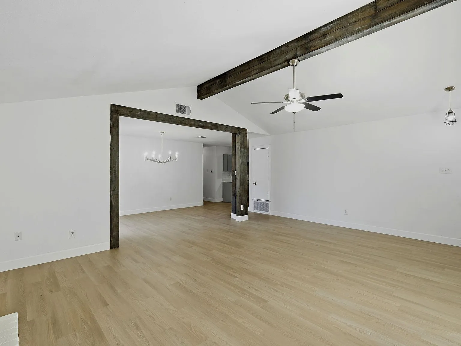 3 bed, 2.0 bath, 1328 sqft, $2,350 — Photo 4
