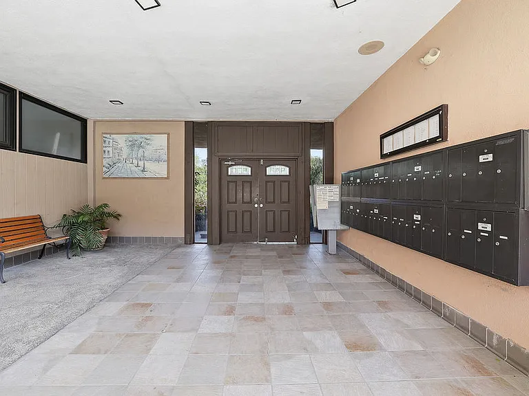 Encino Country Club Apartments — Photo 63
