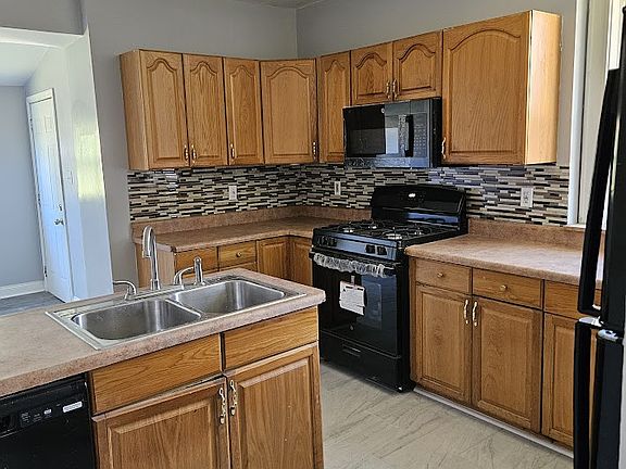 4th image of 8523 Drury Ln