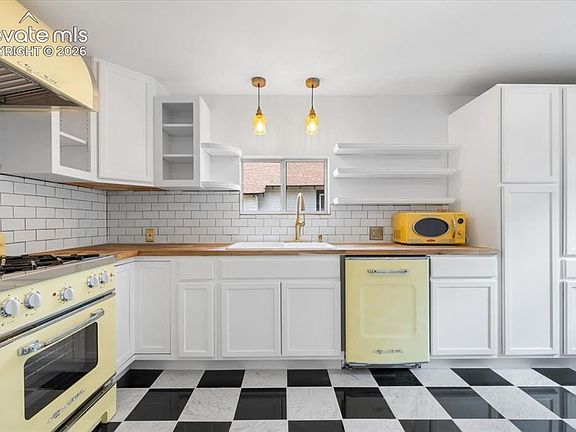 5th image of 129 Ruxton Ave