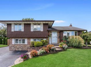 18 Plum Tree Ln, Commack, NY 11725