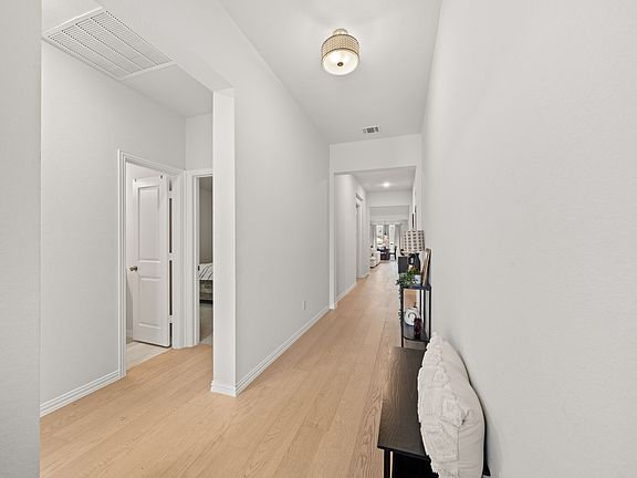 5th image of 549 Cedarwood St