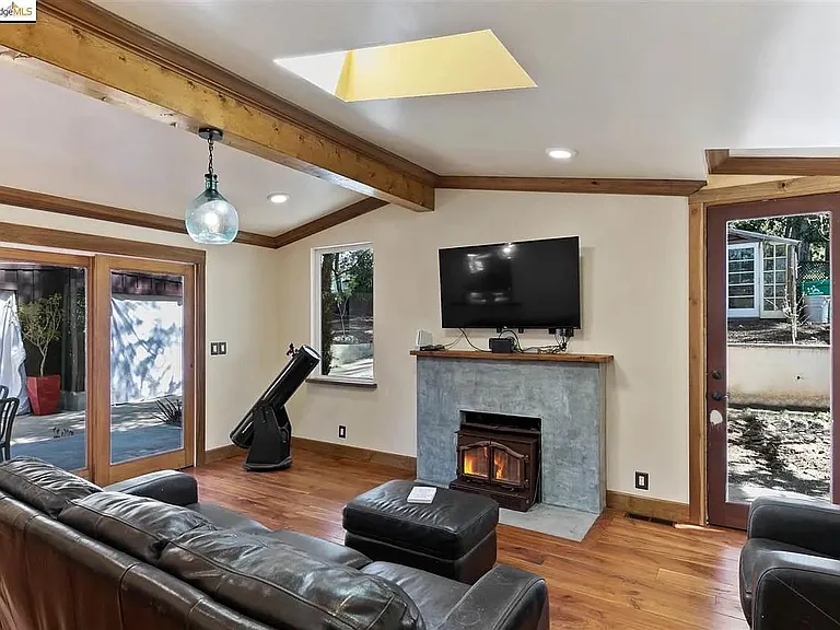 1031 Short St — Photo 6