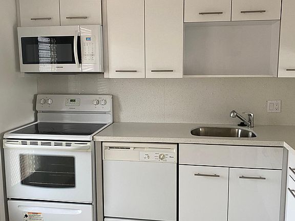 2nd image of 950 Hillcrest Dr APT 304