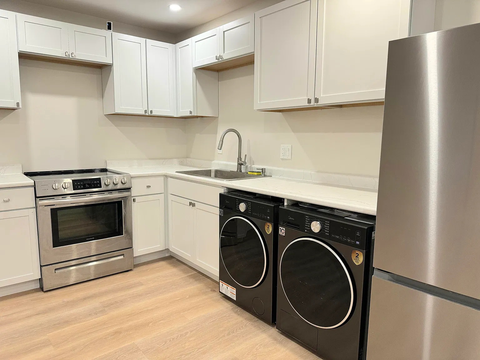 2 bed, 1.0 bath, 890 sqft, $1,200 — Photo 2