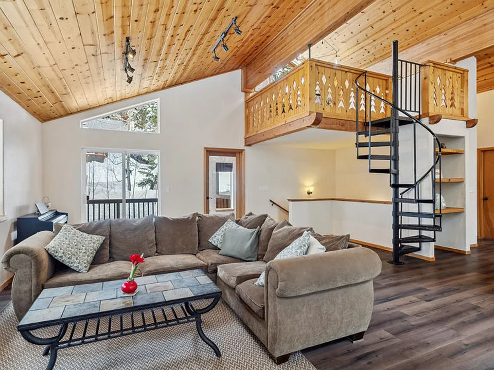 10694 Laurelwood Dr