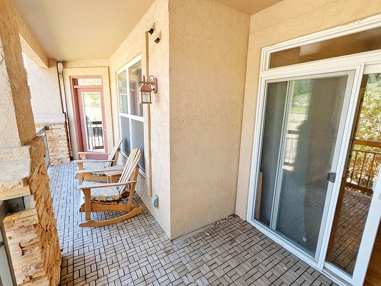 555 Cougar Bluff Point #207 — Photo 4