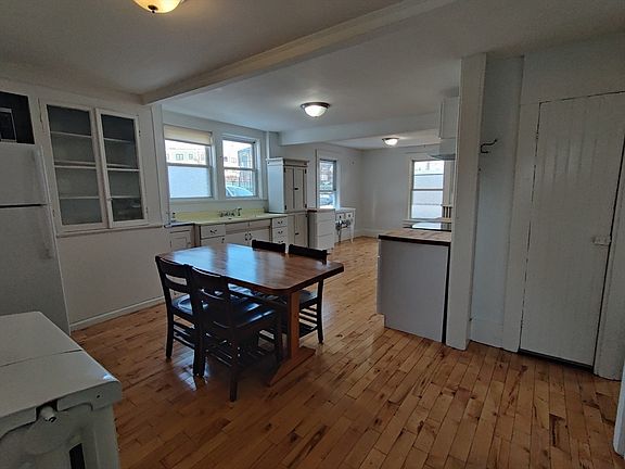 5th image of 292 Cedar St