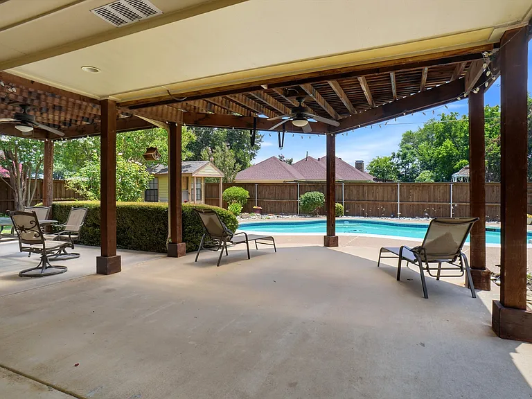 2412 Emerald Cir — Photo 33