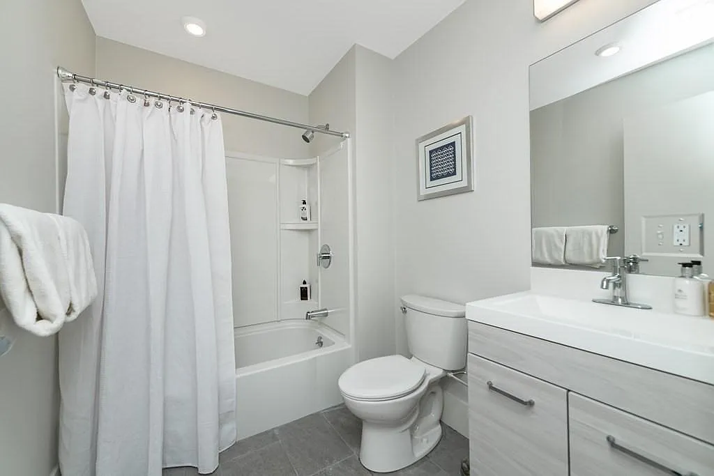 4 bed, 1800 sqft, $4,950 — Photo 3
