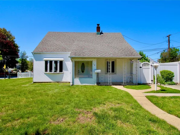 10 Castle Lane, Levittown, NY 11756