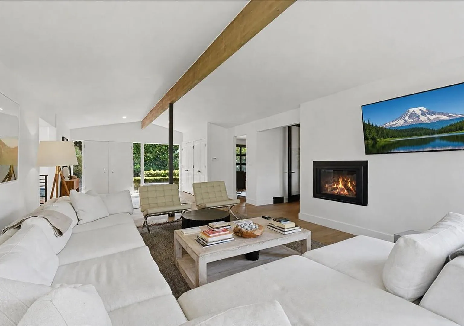 4bd/3.5ba Medina Home — Photo 3
