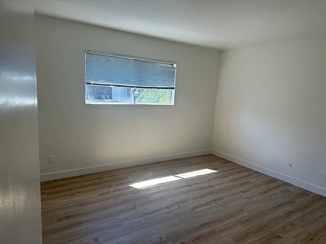 3 bed, 1.5 bath, 1000 sqft, $3,050 — Photo 2