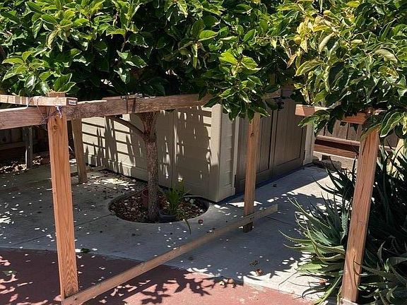 5th image of 695 Royal Glen Dr