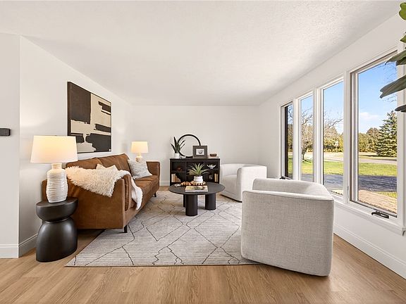 4th image of 19 Chimney Hill Rd