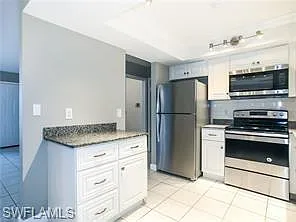 1806 SW 28th Ter — Photo 2