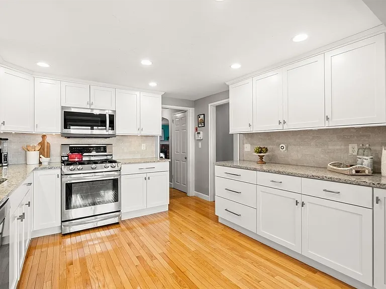 15 University Rd — Photo 10
