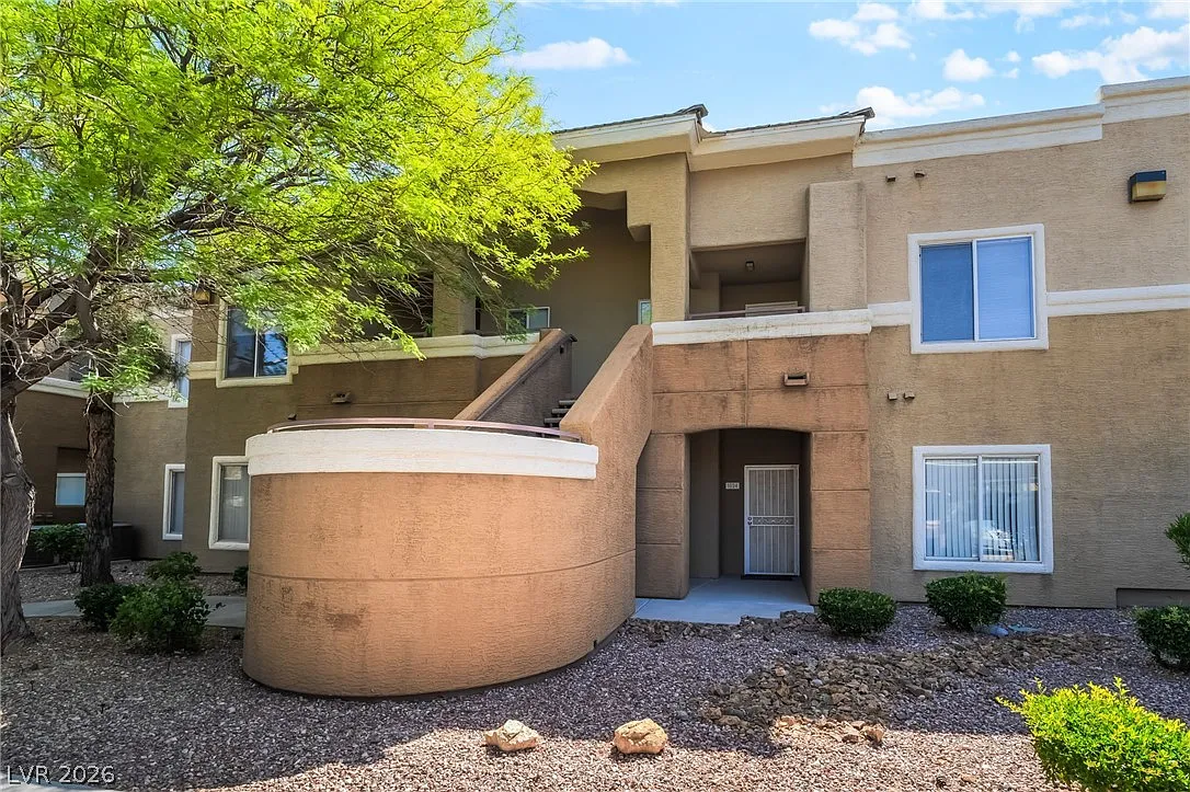 2 bed, 1.0 bath, 836 sqft, $1,275 — Photo 1