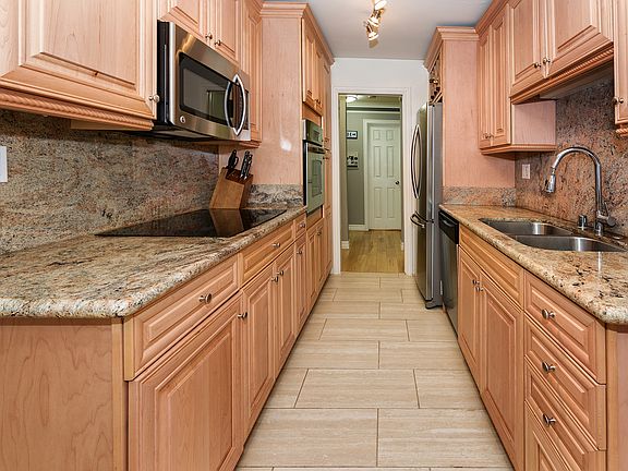 5th image of 1021 12th St APT 107