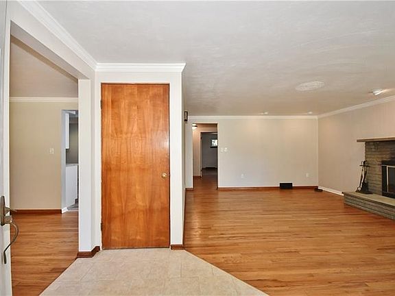 3rd image of 301 Chardick Dr