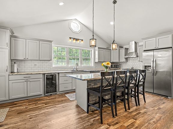 2nd image of 20 Mountain View St