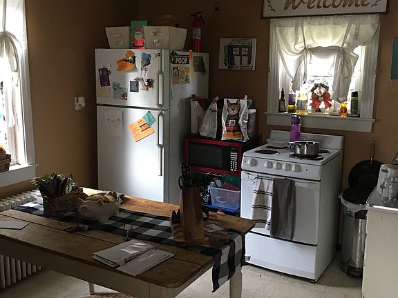 Small eat in kitchen.