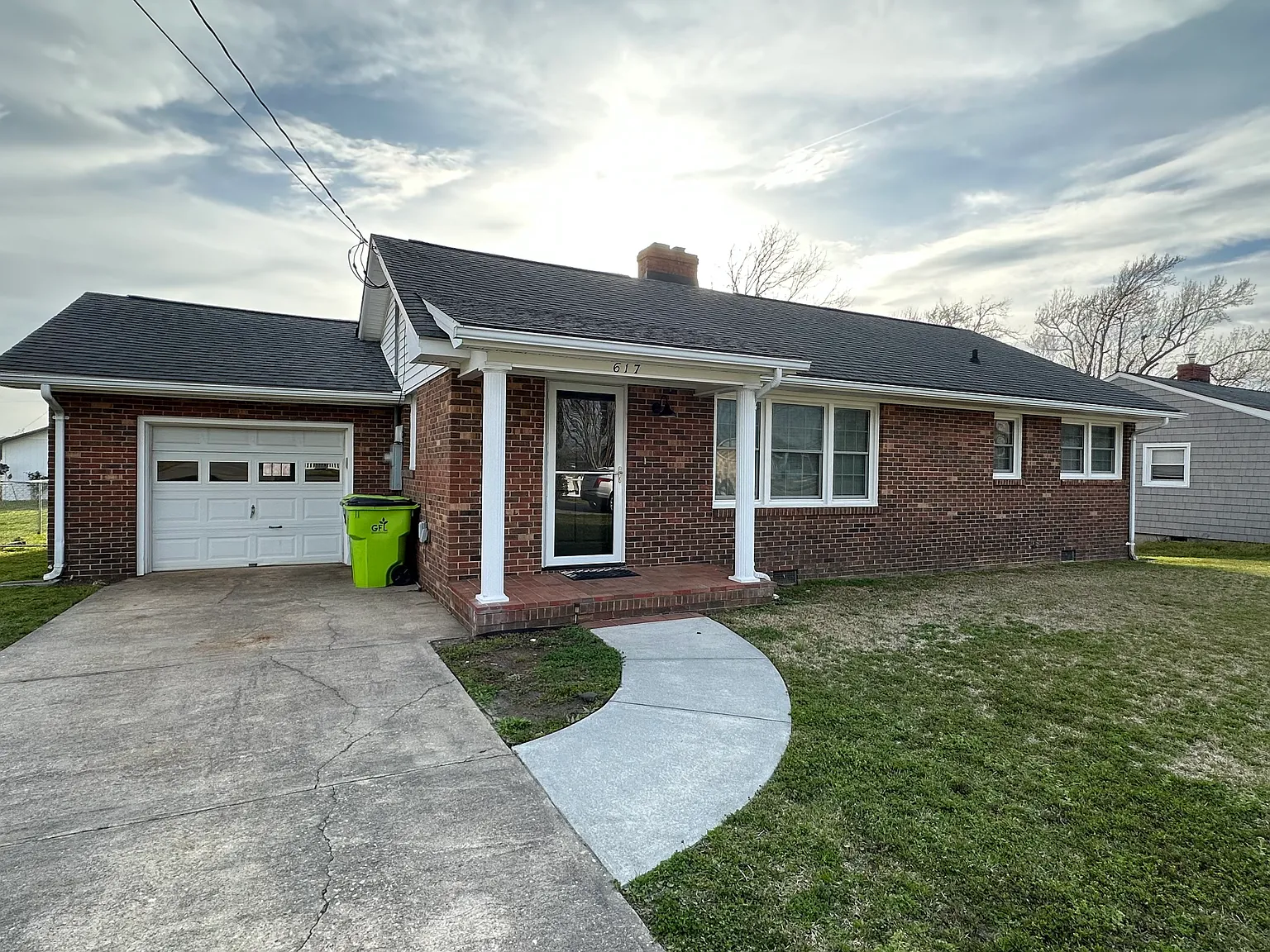 3 bed, 1225 sqft, $1,800 — Photo 1