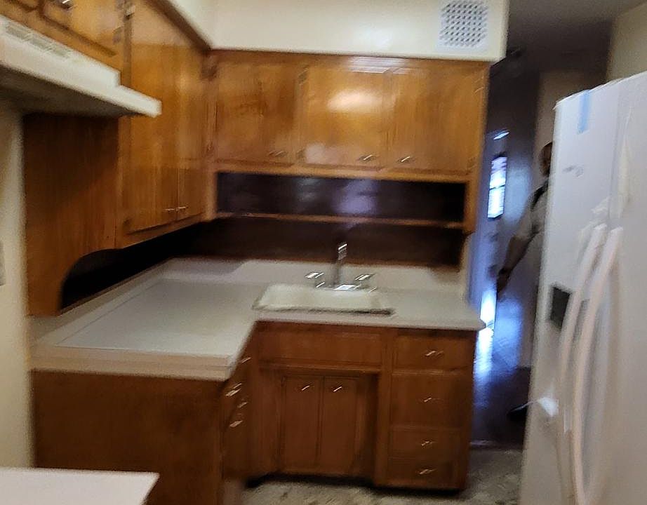 1st image of 920 E 99th St Floor 2