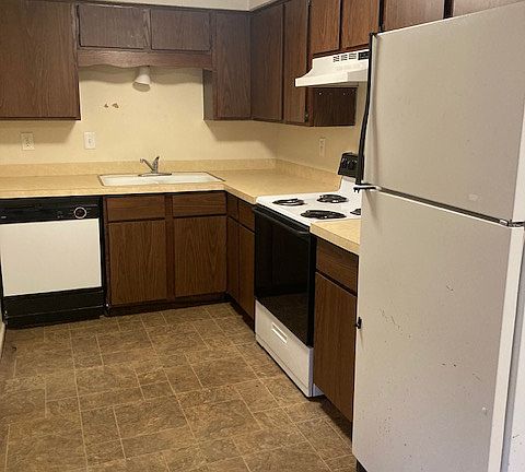 4th image of 643 Kennedy Dr #3