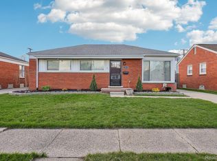 19819 Sherry St, Saint Clair Shores, MI 48081