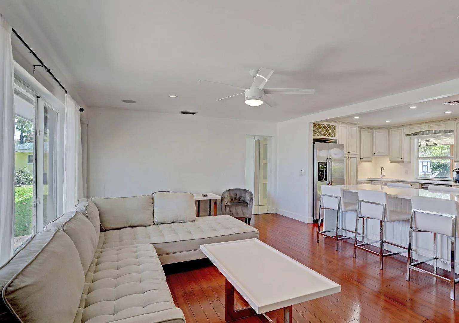 3 bed, 2.0 bath, 1690 sqft, $4,450 — Photo 4