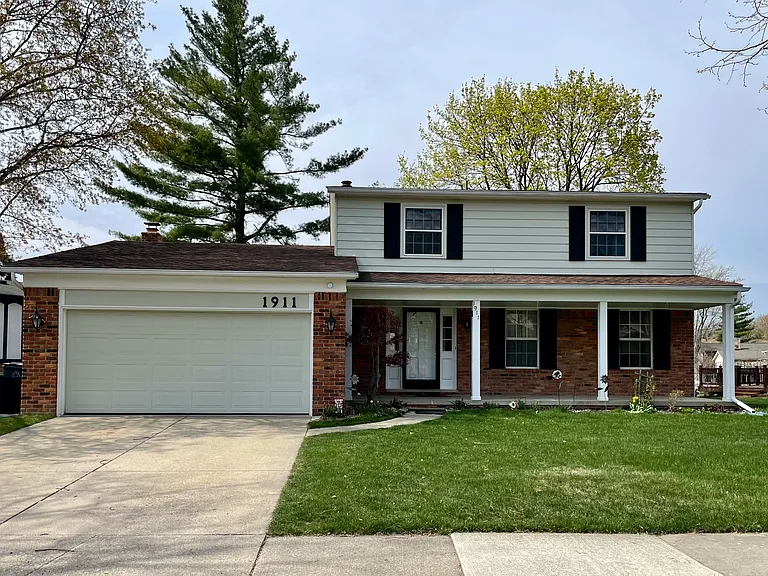 1911 Smallbrook Dr — Photo 1