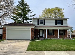 1911 Smallbrook Dr, Troy, MI