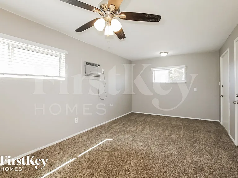 2126 W San Miguel Ave — Photo 10