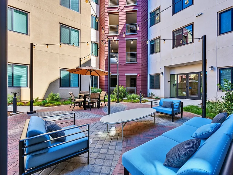 Downtown Ontario Luxury Apartments — Photo 88